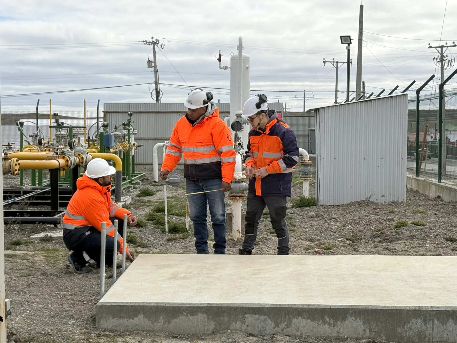 Equipo realizando mediciones en la base de montaje