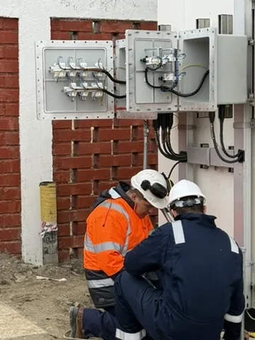 Técnicos trabajando en un tablero eléctrico
