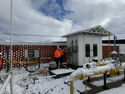 Trabajo en instalaciones industriales durante una jornada con nieve