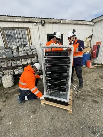 Técnicos instalando un gabinete de equipos