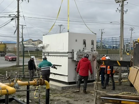 Equipo guiando el montaje de un módulo